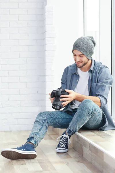 Hermoso joven fotógrafo —  Fotos de Stock