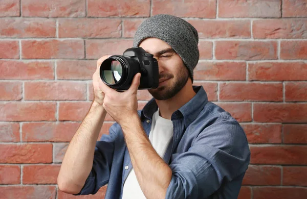 Przystojny młody fotograf — Zdjęcie stockowe