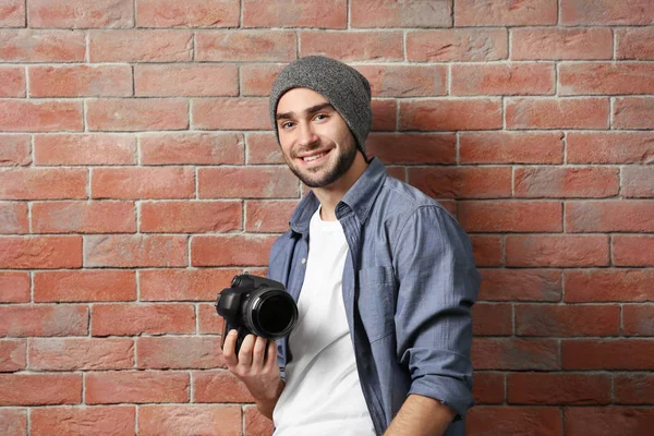 Schöner junger Fotograf — Stockfoto