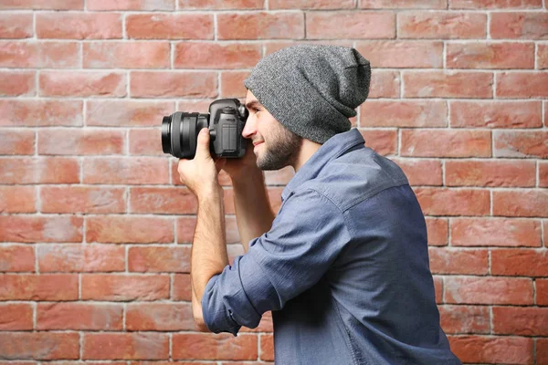 Przystojny młody fotograf — Zdjęcie stockowe