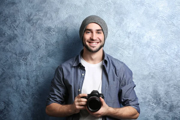 Schöner junger Fotograf — Stockfoto