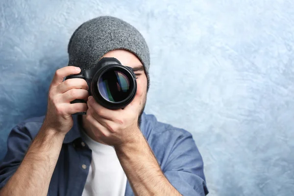 Schöner junger Fotograf — Stockfoto