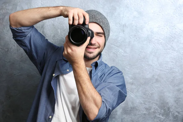 Jovem fotógrafo bonito — Fotografia de Stock