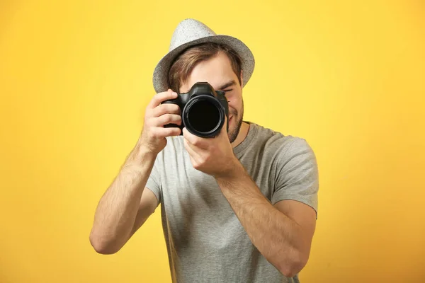 Schöner junger Fotograf — Stockfoto