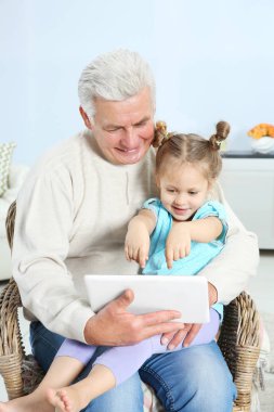 Dede ile torunu tablet kullanma