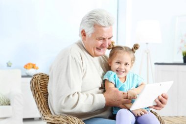 Dede ile torunu tablet kullanma