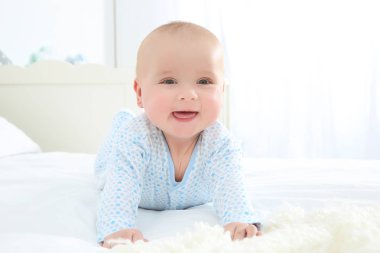 şirin bebek yatakta