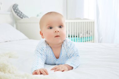 şirin bebek yatakta