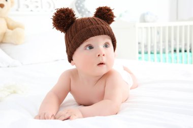 şirin bebek yatakta