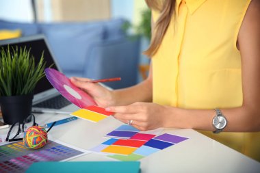 genç kadın dekoratör   