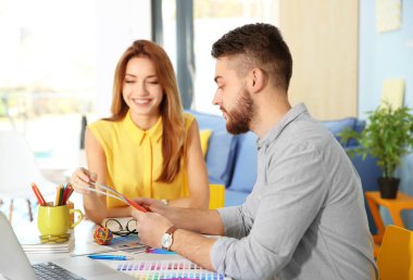 dekoratörler masa başında çalışma