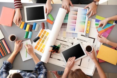 Dekoratörler masada çalışma ekibi