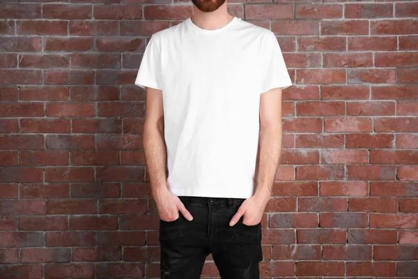 Homem de t-shirt branca — Fotografia de Stock