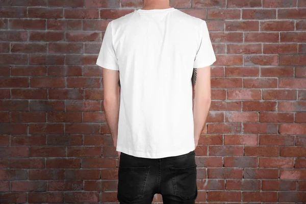 Man in wit t-shirt — Stockfoto