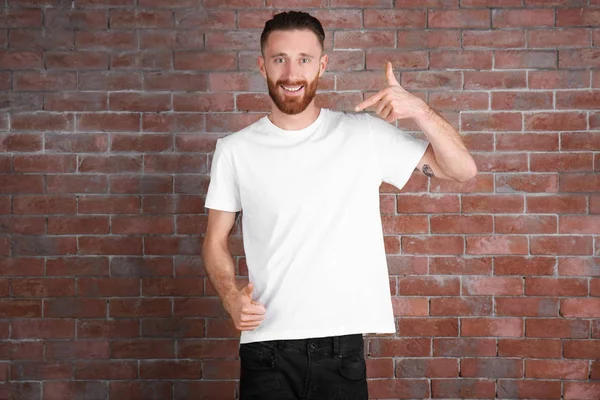 Hombre joven en camiseta — Foto de Stock