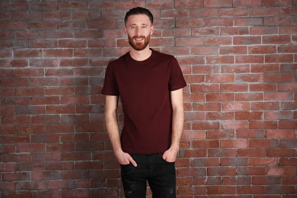 Hombre joven en camiseta —  Fotos de Stock