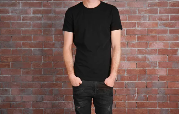 黒のTシャツの男 — ストック写真
