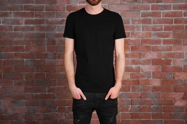 Hombre en camiseta negra —  Fotos de Stock