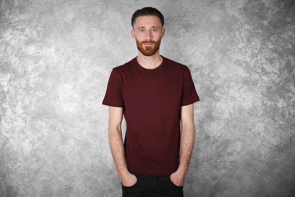 Молодой человек в футболке — стоковое фото