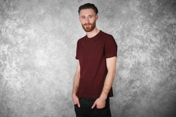 Hombre joven en camiseta roja —  Fotos de Stock