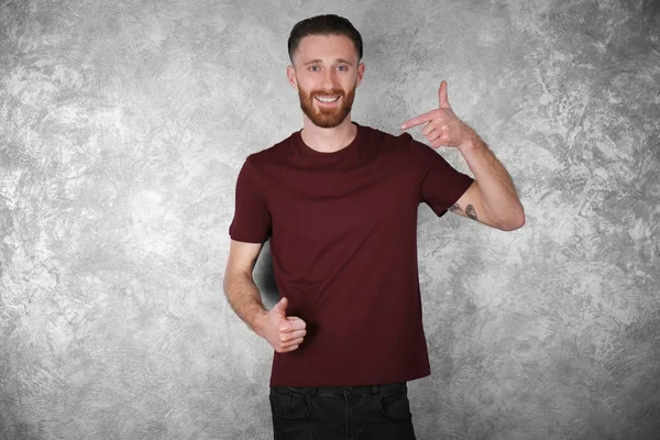 Hombre joven en camiseta roja —  Fotos de Stock