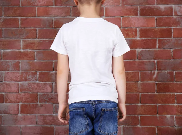Niño en camiseta blanca —  Fotos de Stock