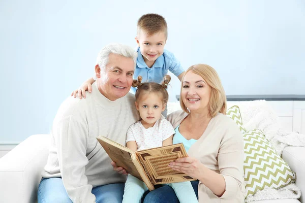 Abuelos Mirando Álbum Fotos Con Sus Nietos — Foto de Stock