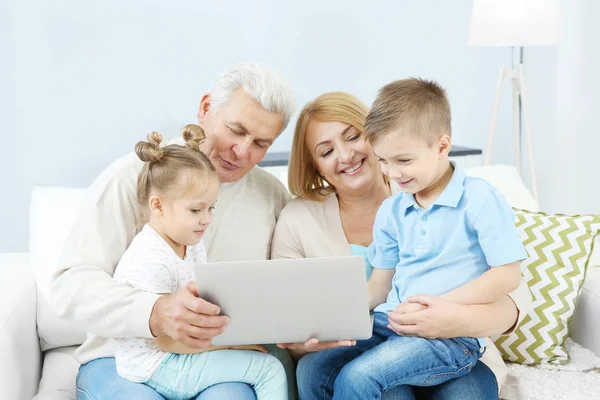 Niños Abuelos Usando Laptop Casa — Foto de Stock