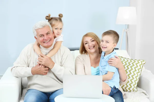 Kinderen Grootouders Die Met Behulp Van Laptop Thuis — Stockfoto