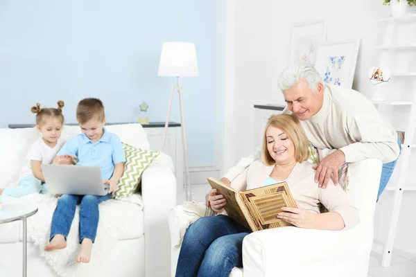 Kleinkinderen Grootouders Thuis — Stockfoto