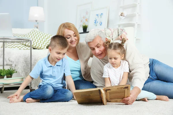 Abuelos Mirando Álbum Fotos Con Sus Nietos — Foto de Stock