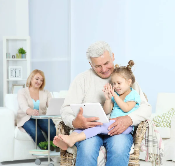 Abuelos Nieta Con Gadgets Casa — Foto de Stock