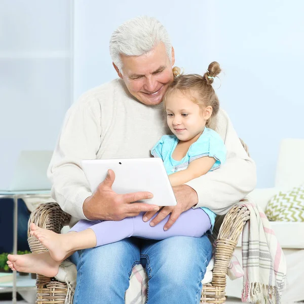 Grootvader met kleindochter met behulp van Tablet PC — Stockfoto