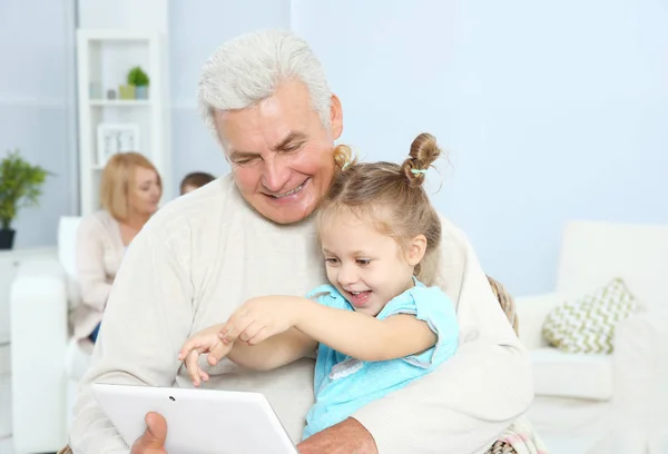 Grootvader met kleindochter met behulp van Tablet PC — Stockfoto