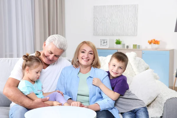 Mor Och Farföräldrar Med Sina Barnbarn Hemma — Stockfoto