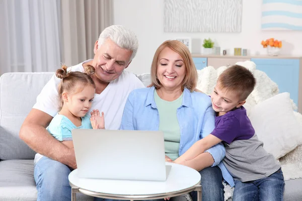 Kinderen Grootouders Die Met Behulp Van Laptop Thuis — Stockfoto