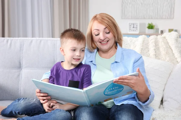 Grandmother Reading Her Grandson Book — Stock Photo, Image