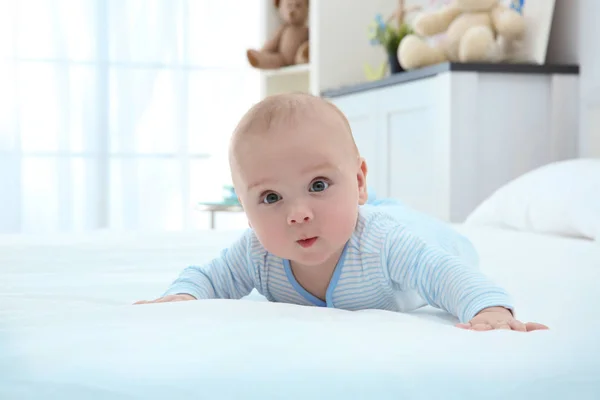Симпатичный ребенок на кровати — стоковое фото