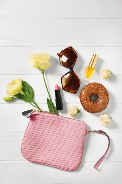 Leckere Schokolade Donut, Blumen und Kosmetik auf weißem Holzhintergrund — Stockfoto