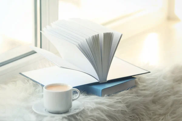 Cup of coffee and books — Stock Photo, Image