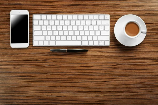 Taza de café con teléfono y teclado —  Fotos de Stock