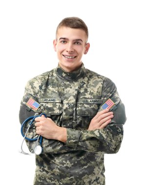 Beyaz arka plan üzerinde stetoskop ile sağlık memuru