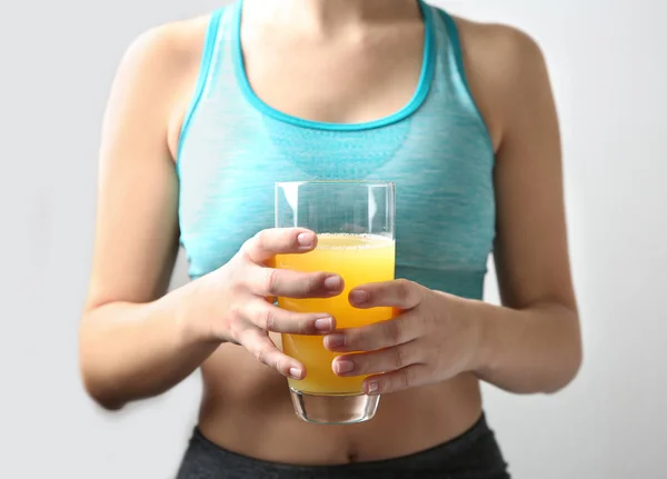 Mulher desportiva segurando vidro de suco — Fotografia de Stock