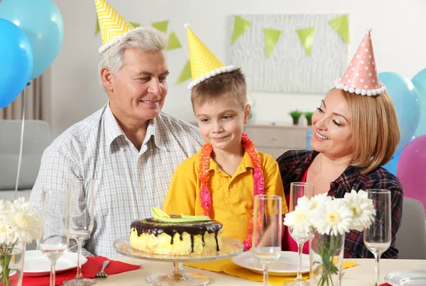 Fiesta de cumpleaños. Familia sentada a la mesa servida —  Fotos de Stock