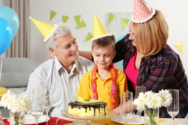 Oslava narozenin. Rodina sedí u stolu servírované — Stock fotografie