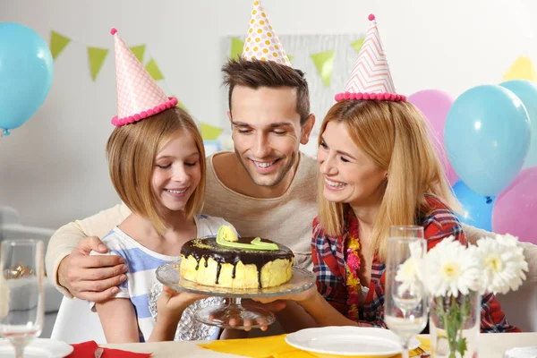 Festa de aniversário. Família sentada à mesa servida — Fotografia de Stock