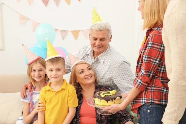 Festa Aniversário Família Bolo Saboroso Para Vovó — Fotografia de Stock