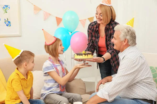 Avós Filhos Comemorando Aniversário — Fotografia de Stock