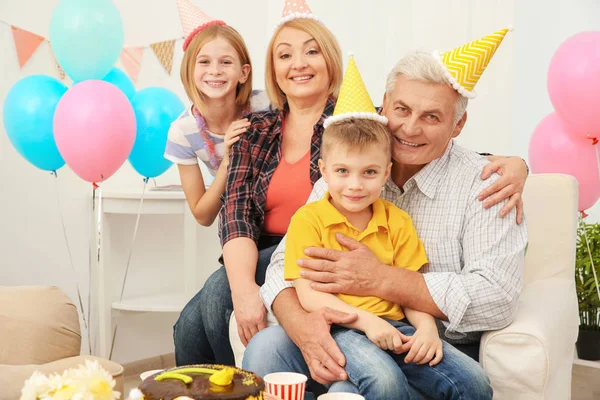 祖父母和孩子庆祝生日 — 图库照片