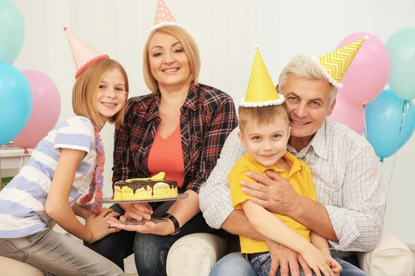 Abuelos Hijos Celebrando Cumpleaños —  Fotos de Stock